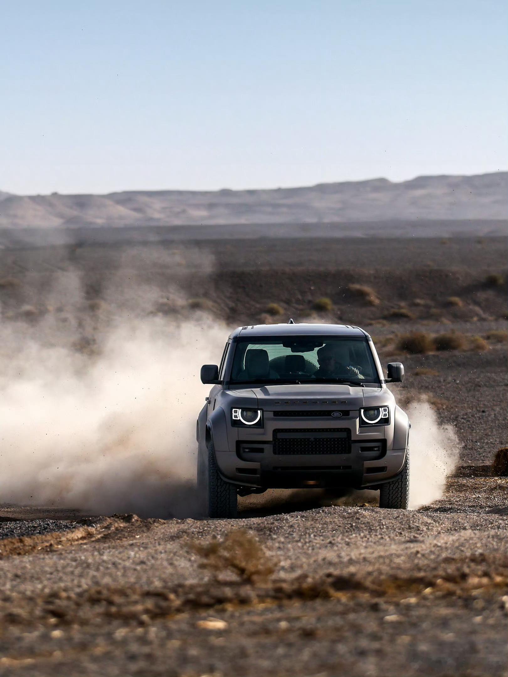 韩东君开OCTA甩飞摄像路虎卫士OCTA:戈壁上的性能猛兽,豪华越野新标杆韩东