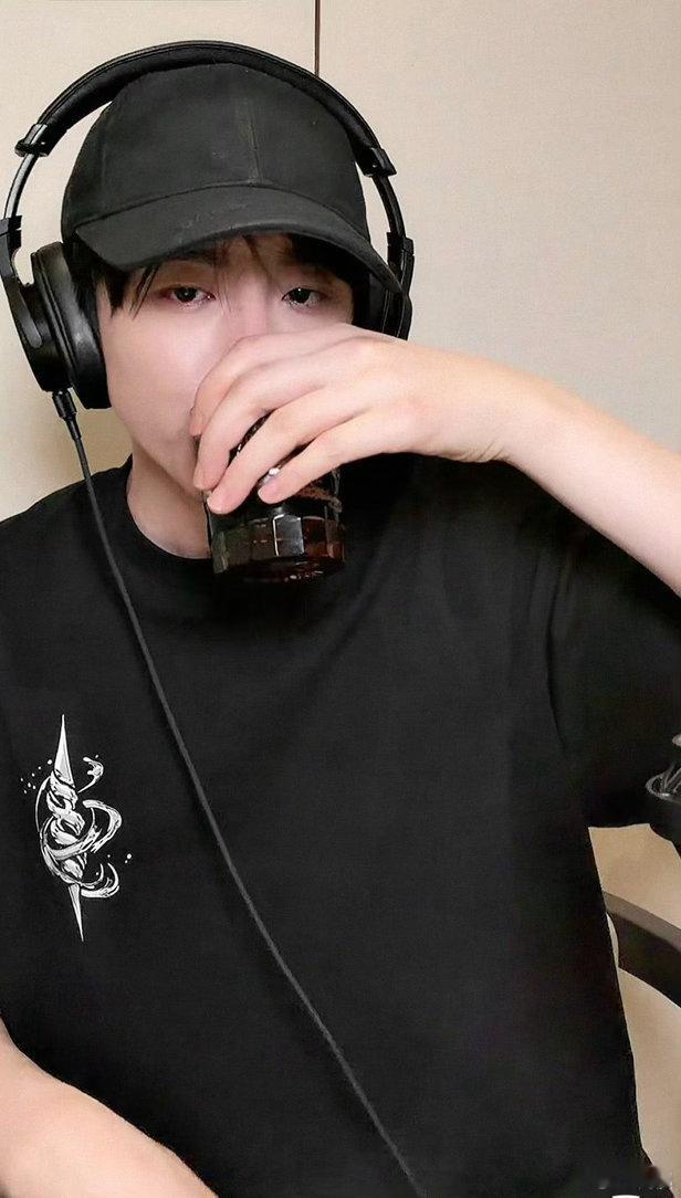 #刘宇宁直播隔壁又打起来了#昨晚直播太帅了[哭哭][哭哭][哭哭]🤩🤩🤩​