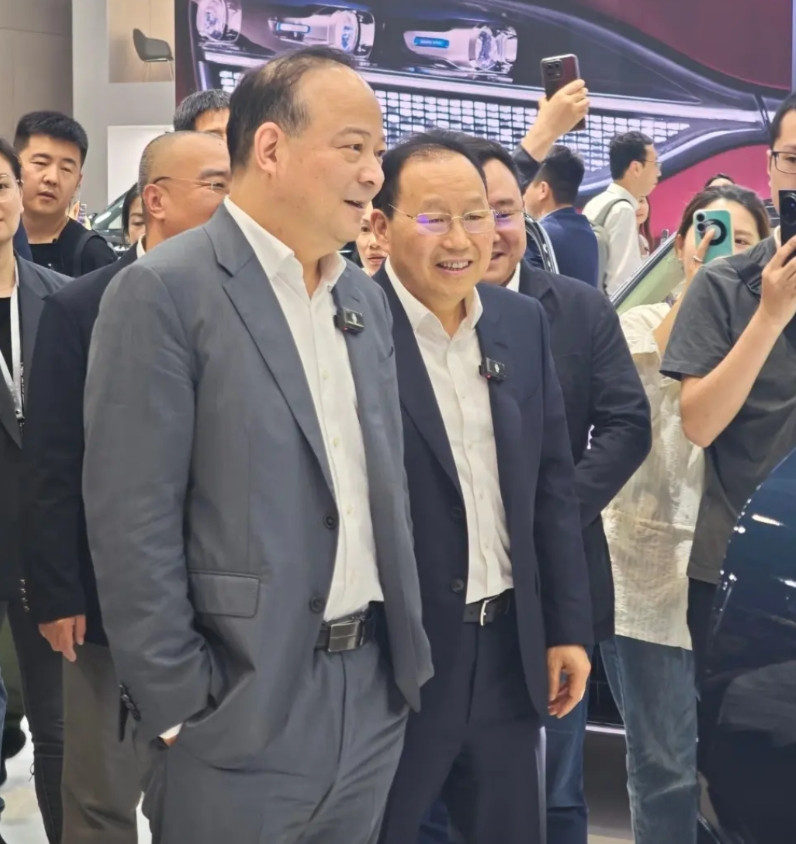 李斌曾对曾毓群说，你是所有汽车行业背后的大哥，我们都要给你挣钱。宁德时代半年卖电