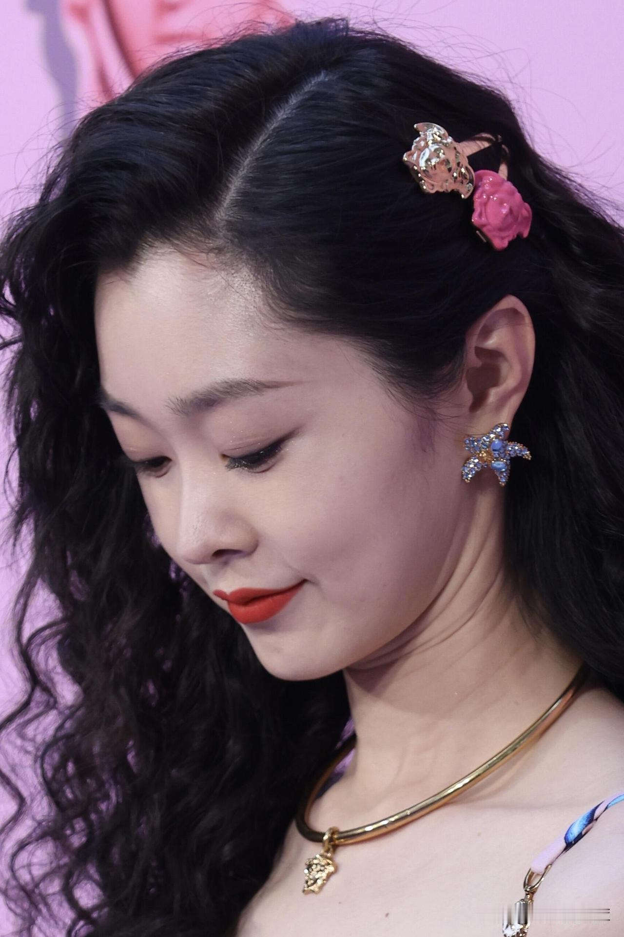 宋轶生图治好了我的容貌焦虑，法令纹颈纹眼袋明显，明星的皮肤也不都是吹弹可破[捂脸