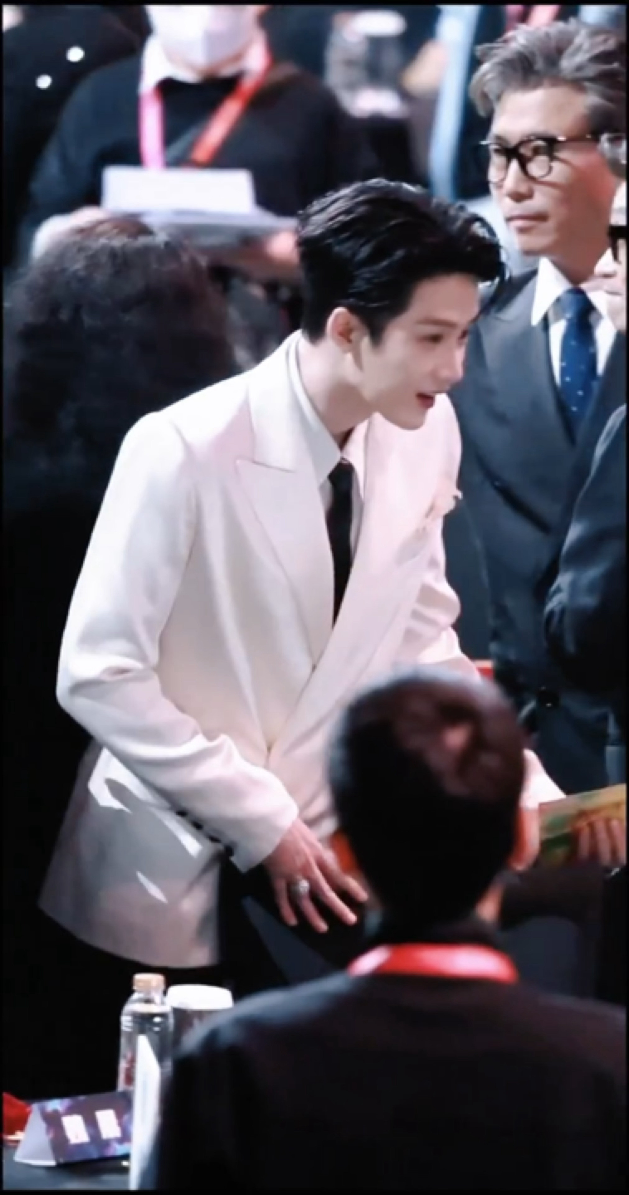 尖叫之夜内场檀健次和爱奇艺大佬（戴莹、龚宇）打招呼