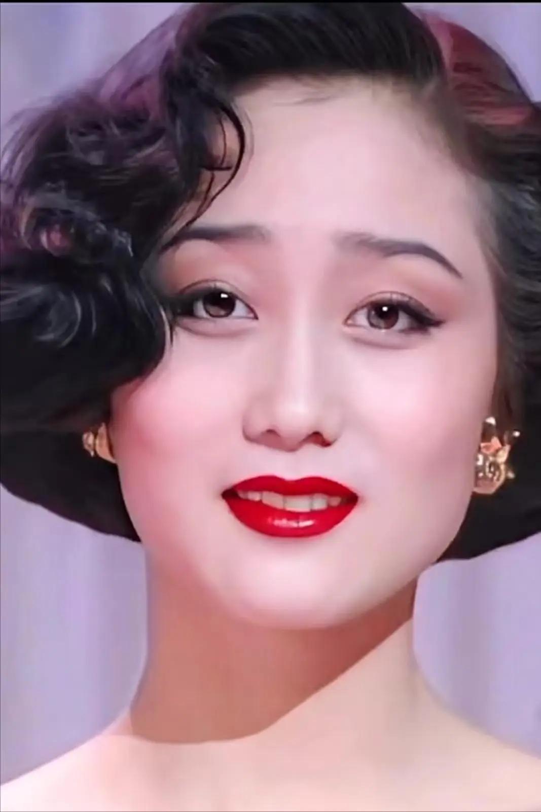 李连杰第一次拿到3000万港币片酬时，曾试着问利智：“我们一人分一半？”利智只回