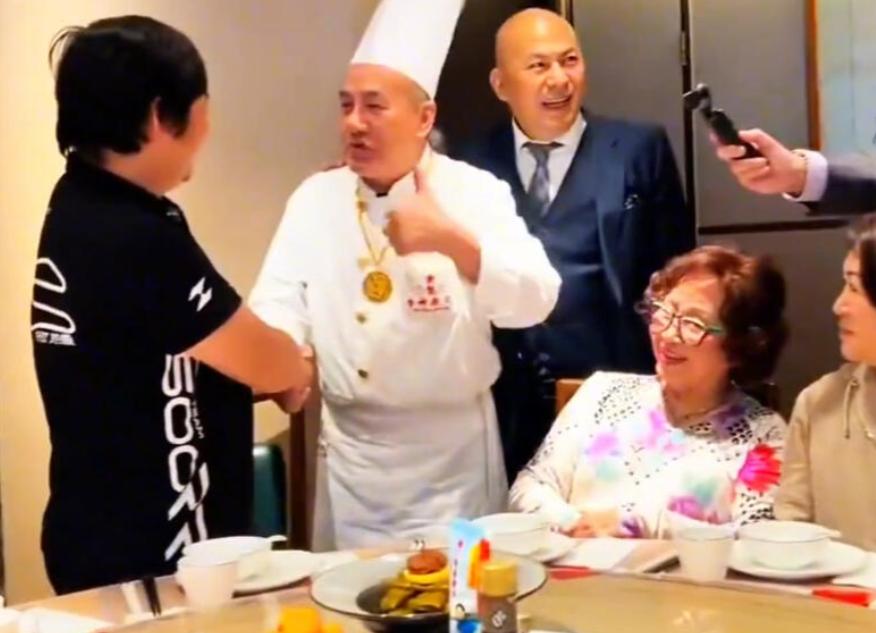 张雪去香港吃了顿饭，没掏一分钱，食神戴龙给他做了整桌菜，最后双手递上名片——