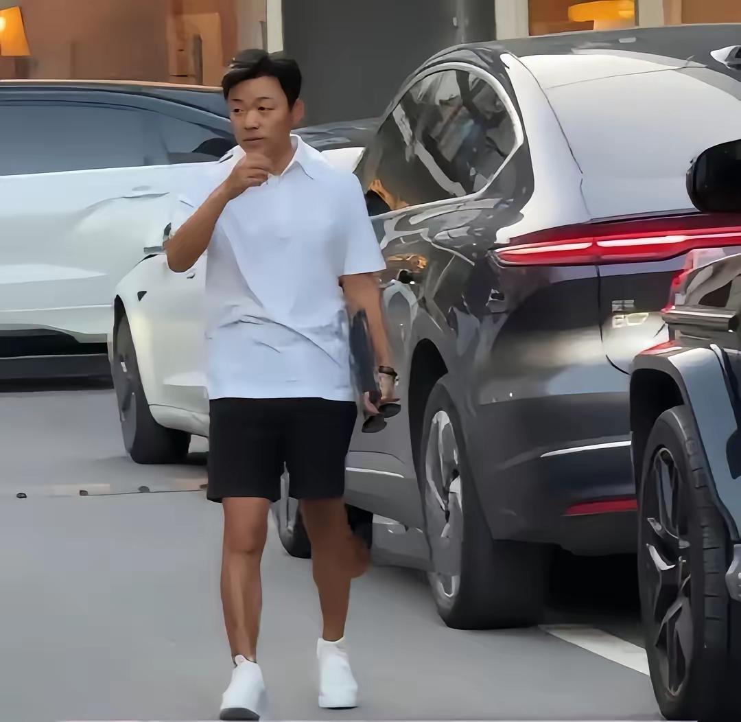 王宝强冯清同框现身工作室，清爽穿搭低调默契，被问婚期从不回答9月2日，王宝强和