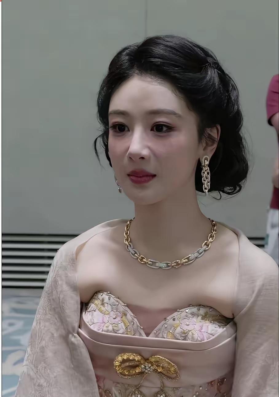 杨紫这高定礼服一点也不人性化呀！[捂脸哭]一坐下就硬生生挤出一圈肉，看着都勒的