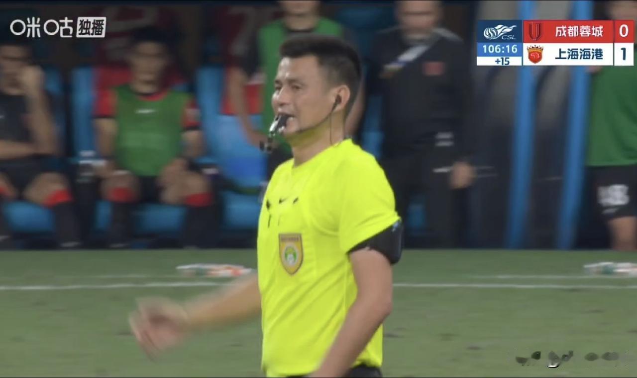李海新的吹罚稀里糊涂！这要是马宁吹罚成都蓉城与上海海港，韦世豪这两次犯规，早就被