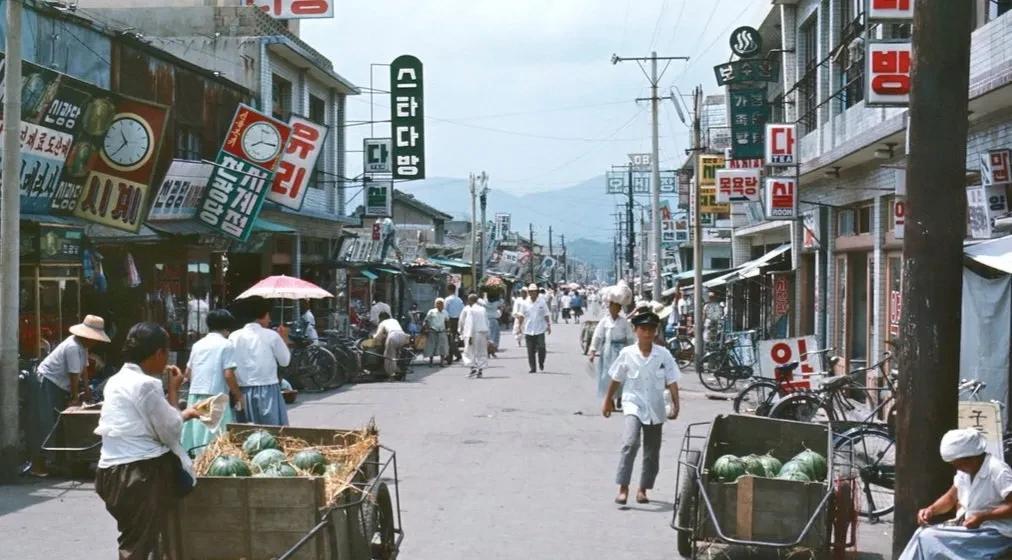 1968年的韩国庆州集市，里面卖西瓜的瓜农。
