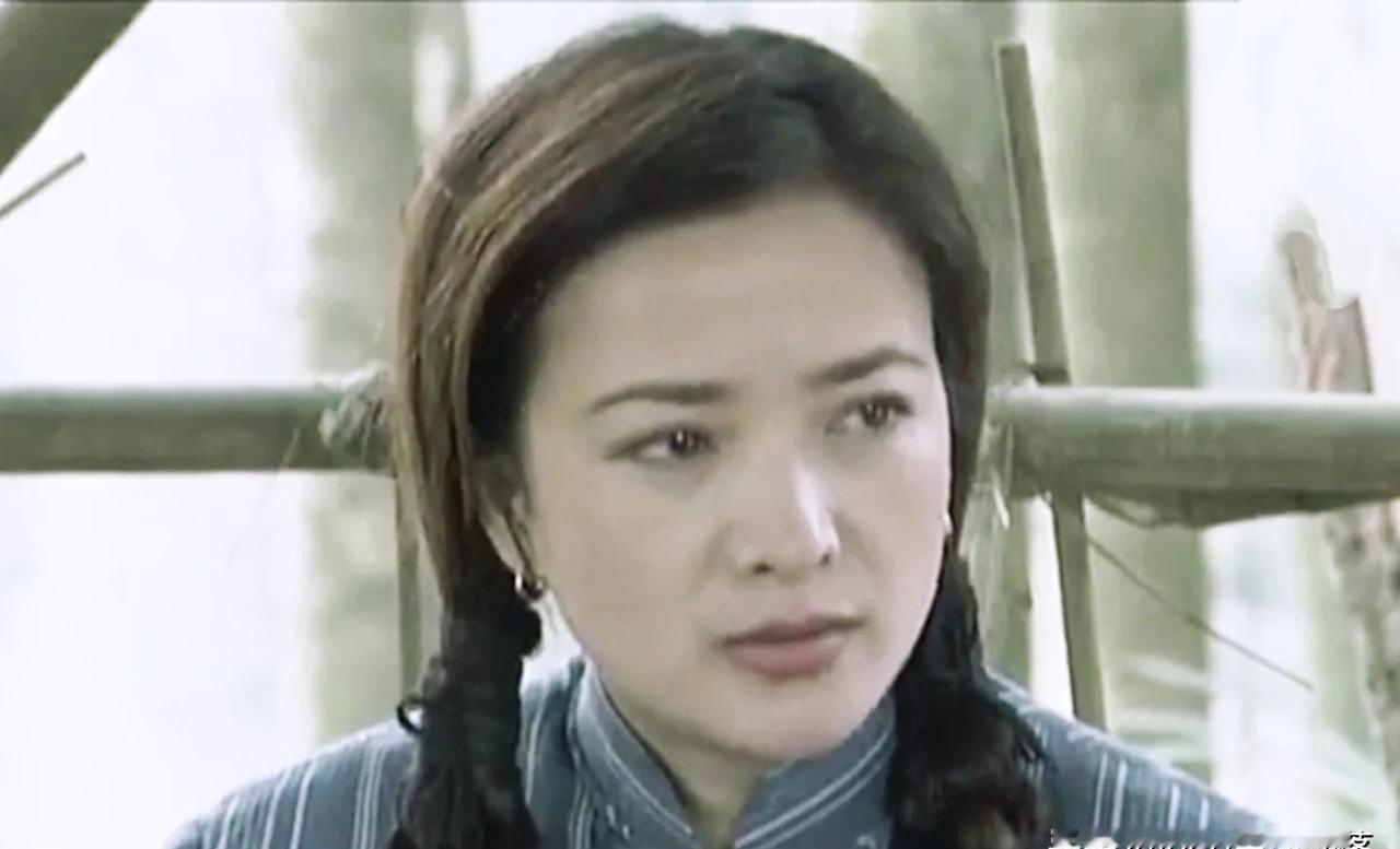 她演活了双枪老太婆，然后消失了。2003年的片场，何晴扣动道具扳机时，手腕会提