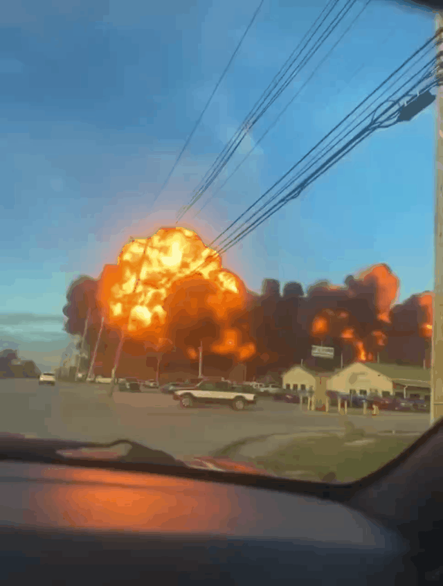 美国飞机坠毁，在地面砸出一条火路 据美国有线电视新闻网消息，当地时间11月4