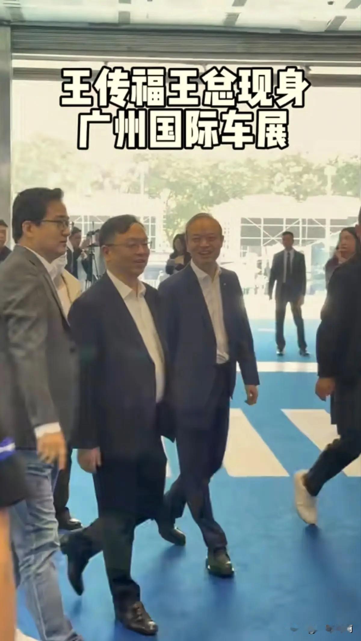 大佬来了，气势非凡！比亚迪董事长王传福突然现身广州车展，跟其他车企大佬比如魏