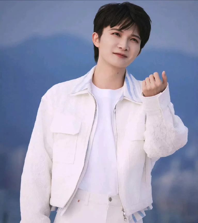 周深中俄双语献唱归队主题曲，证明了2个结果。第一个问题，歌手周深文化功底深厚，