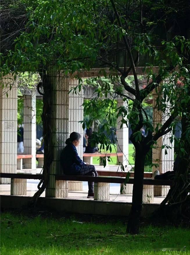 被说坏话时绝对不能做的5件事被人背后捅刀子，第一反应最易踩雷。记住这5条红线