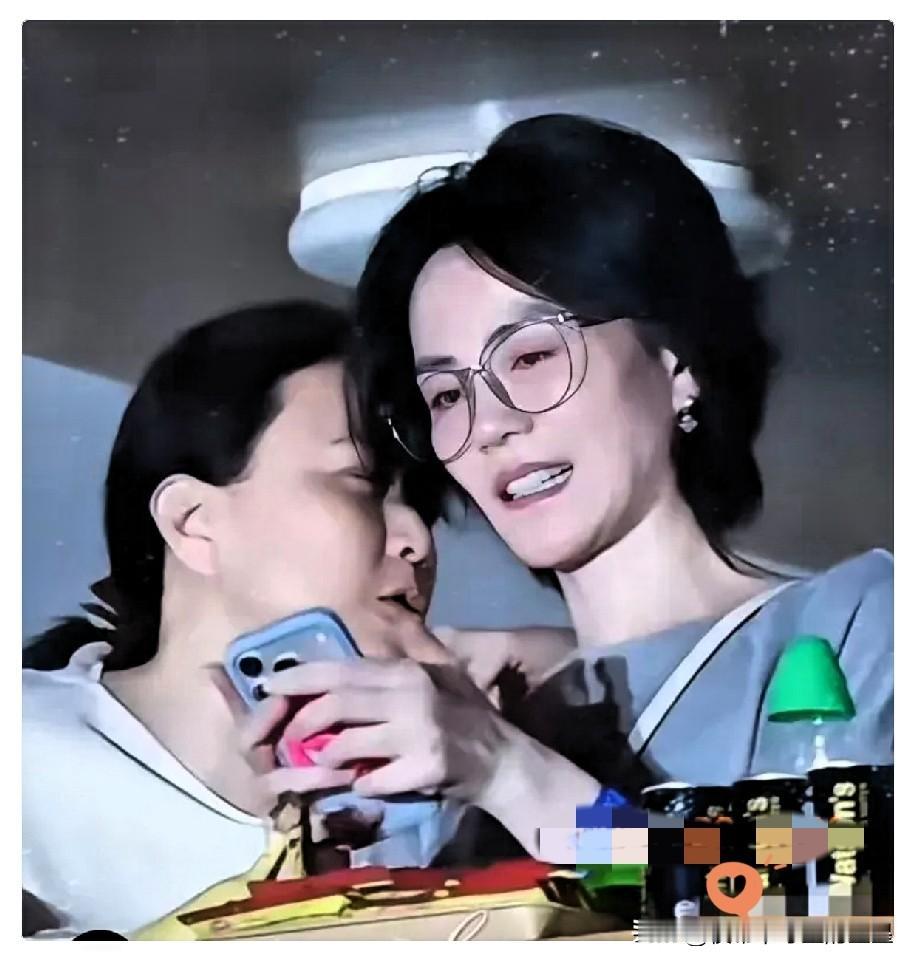 全网认错！王菲现身那英演唱会，身旁“朴素女子”真实身份太不简单王菲难得跑来