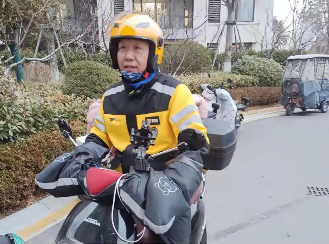 “太心酸了！”山东临沂，一名大学讲师隐瞒身份进入外卖站点，本想用3个月时间观察骑