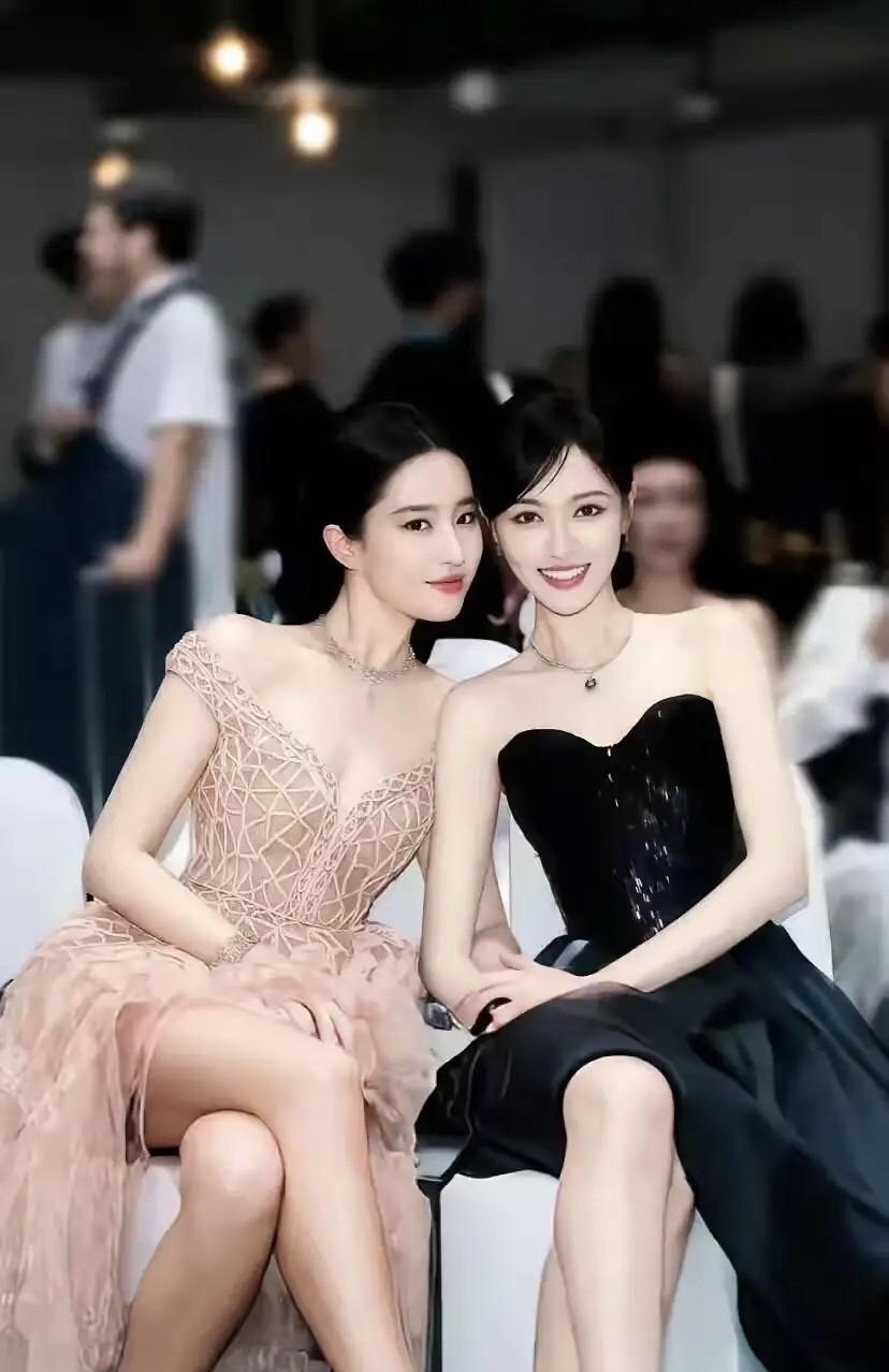 但凡有欣赏力的人都会喜欢右边的唐嫣多一些吧，她笑容灿烂，没有明显的溜肩，黑色礼服