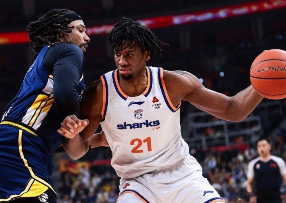 CBA越来越精彩啊，争冠球队相继引进内线核武，北京队有周琦了还找来麦基，拥有王哲