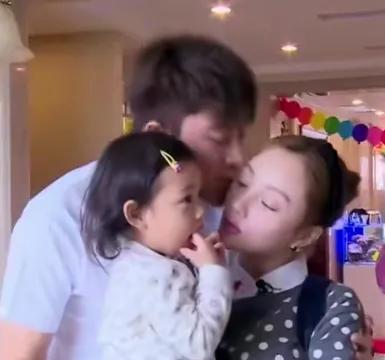 贾乃亮亲李小璐的时候，李小璐把头转向一边。贾乃亮和李小璐有一次做节目时，他们一