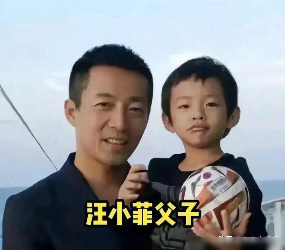 汪小菲他爹汪玺，绝了！离婚快40年，儿子每月给他5万，现在竟跟张兰一起手牵手跑台