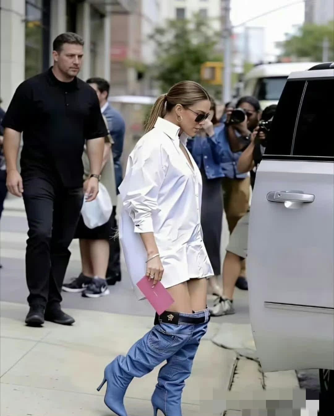 远看吓一跳，近看是一双靴子！这是什么奇葩的设计？真是欣赏不了！您觉得好看吗？