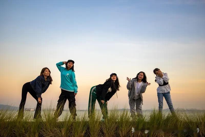 别再傻了！耳听爱情的年纪早该翻篇了。那些把“我爱你”挂嘴边的人，真没你想