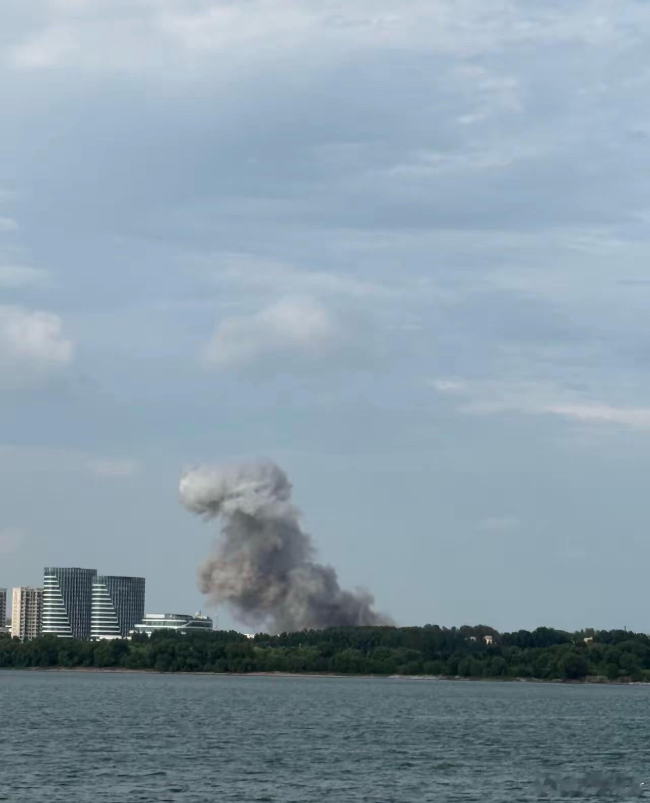临沂爆炸临沂官方通报一平房院落发生爆炸8月21日，临沂市沂河新区消防救援大队发布