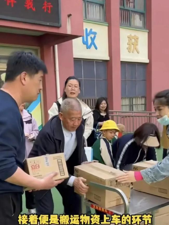 真是太让人感动了！五岁的小天赐和74岁的老爸一起做公益，一起去了福利院！天赐的