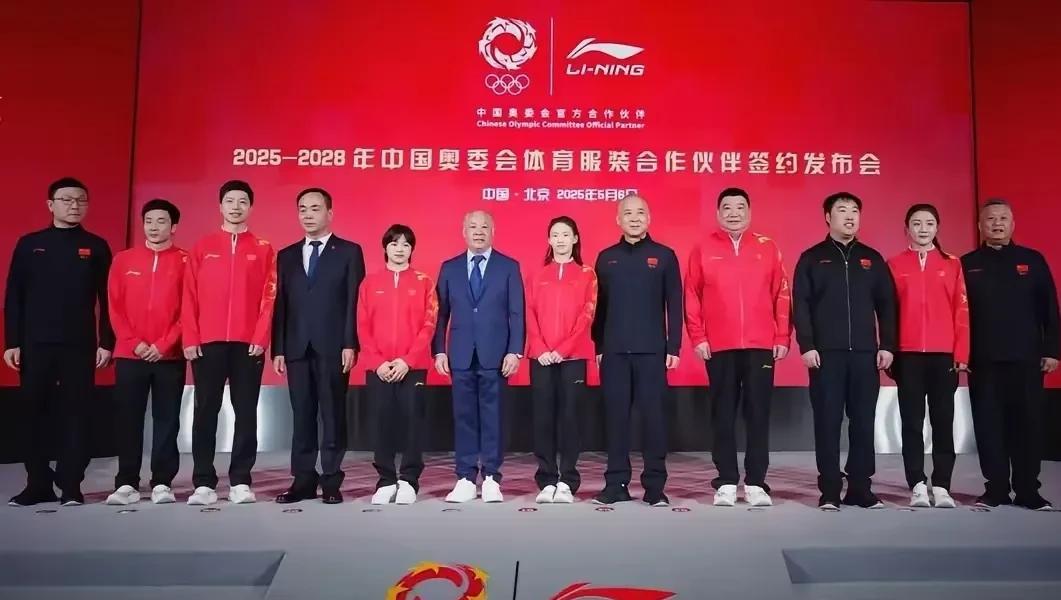 陈芋汐今天妥妥的C位，全红婵也站在李宁旁边，但位置明显不一样啊。曾几何时老