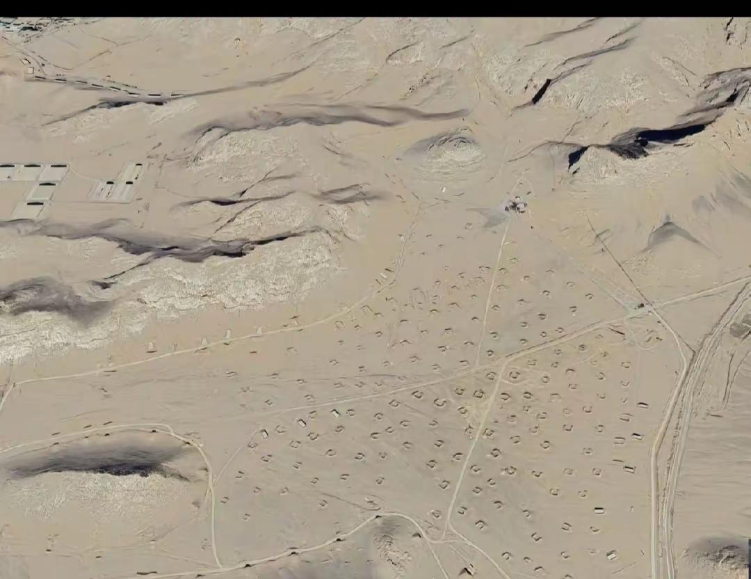 波斯伊斯法罕突然出现大量露天弹药库，供美以轰炸，美以无法识别真伪，必须全部轰炸摧