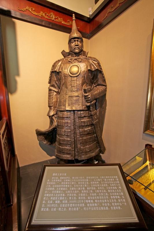 多尔衮一辈子有3次接近皇位的机会，却到死都只是皇父摄政王。第一次努尔哈赤去世，有