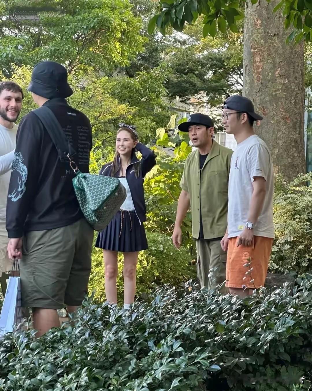 周杰伦真的配不上昆凌了，在一起好像大叔和女学生的感觉，周杰伦特别喜欢日本，这是网