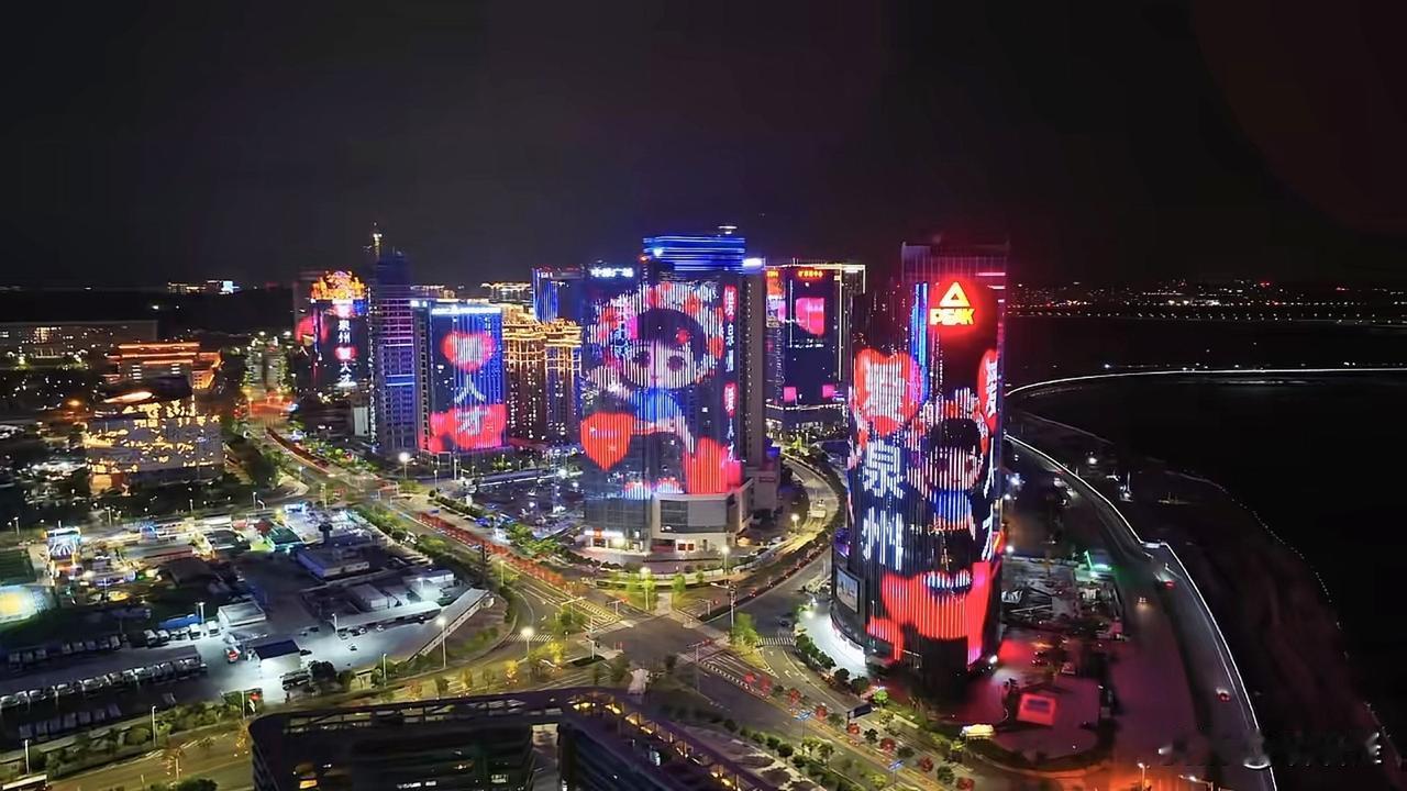 泉州CBD很有自己的城市特色，就是缺几栋300米以上的高楼。泉州东海夜景和其它