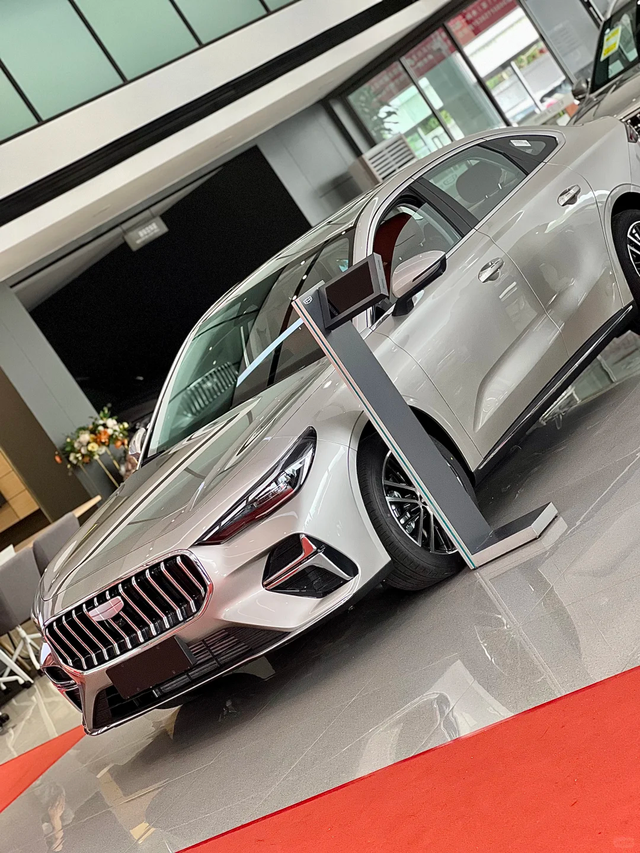 这是吉利出了轨还是奔驰劈了腿万万没想到啊，奔驰，啊呸不对，帝豪也能长这样啊？新