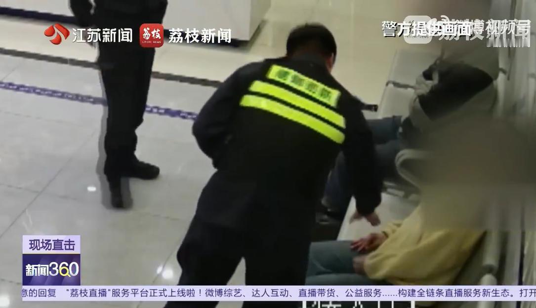 江苏南京一对夫妻为家庭琐事吵得不可开交，索性闹到派出所求调解。可调解时妻子吴女