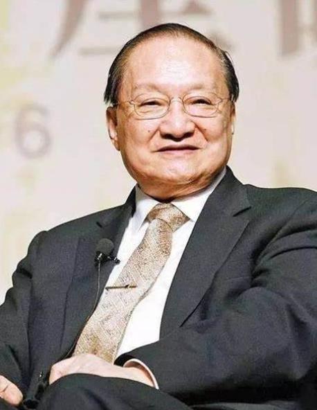 1931年，徐志摩坠机身亡。查家只派了7岁的金庸去参加葬礼。虽然是葬礼，但当天金