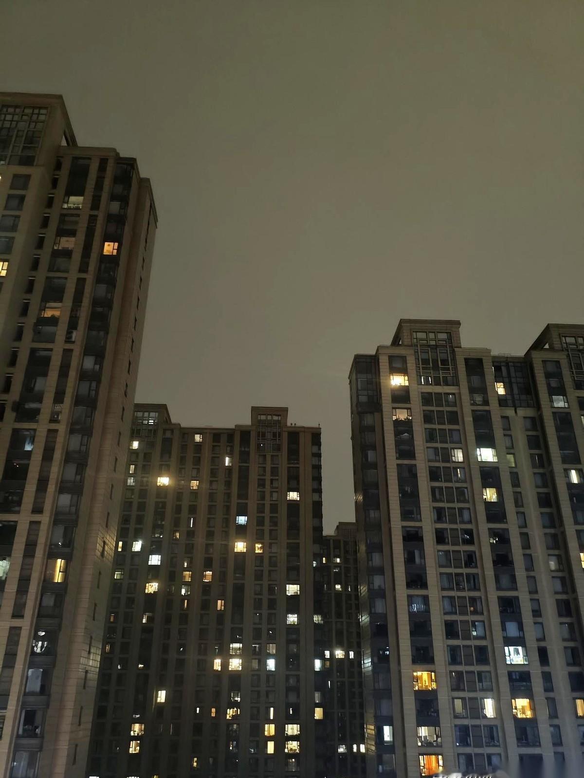 西安，被一声炸雷生生劈醒！几天蒸笼模式，此刻被瓢泼大雨直接浇了个透心凉。窗外电