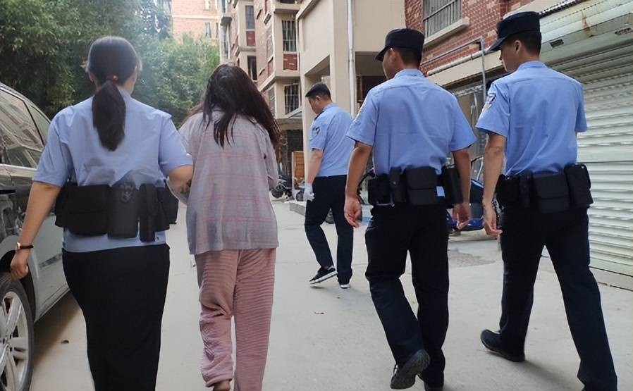 在江西的某个地方，一辆警车呼啸而过，径直冲进了一所幼儿园。不到几分钟，一位白发苍