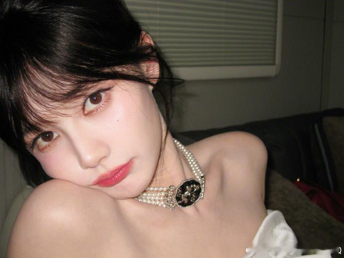 李一桐剪刘海了李一桐对镜自拍live李一桐剪刘海后状态满分，对镜自拍live，