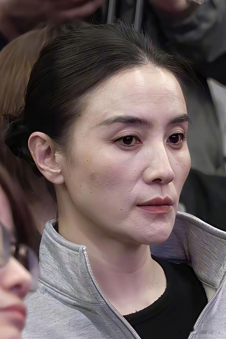 宋佳快五十了吧钱也挣到了知名度也高了抓紧生个孩子啊这么好的基因可比浪