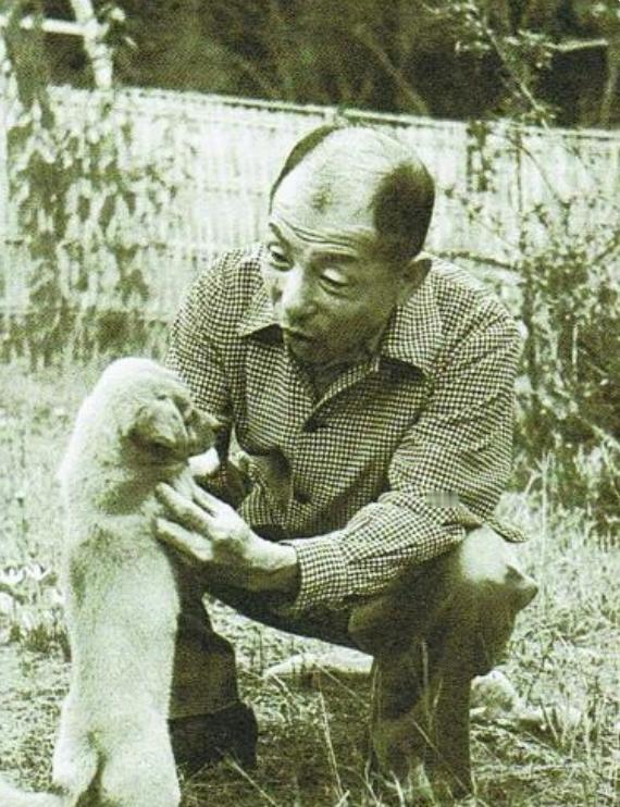 1975年4月6日凌晨2点，张群打电话告诉了张学良，说蒋介石已于昨夜