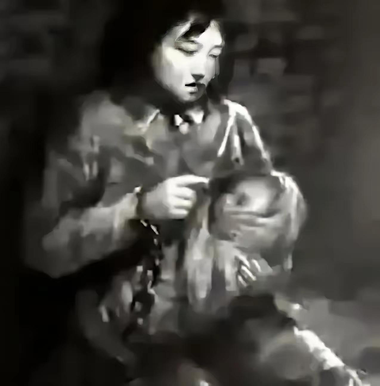 生于狱中、长于狱中的她，是中共地下党员、革命烈士李苍降的女儿。怀孕的母亲被悬吊拷