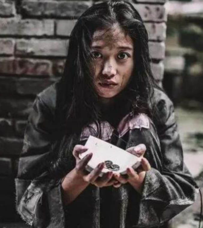 1977年，北京知青谢炳义给一乞讨者买了两碗面，然而，这女子竟一直跟在他身后，他