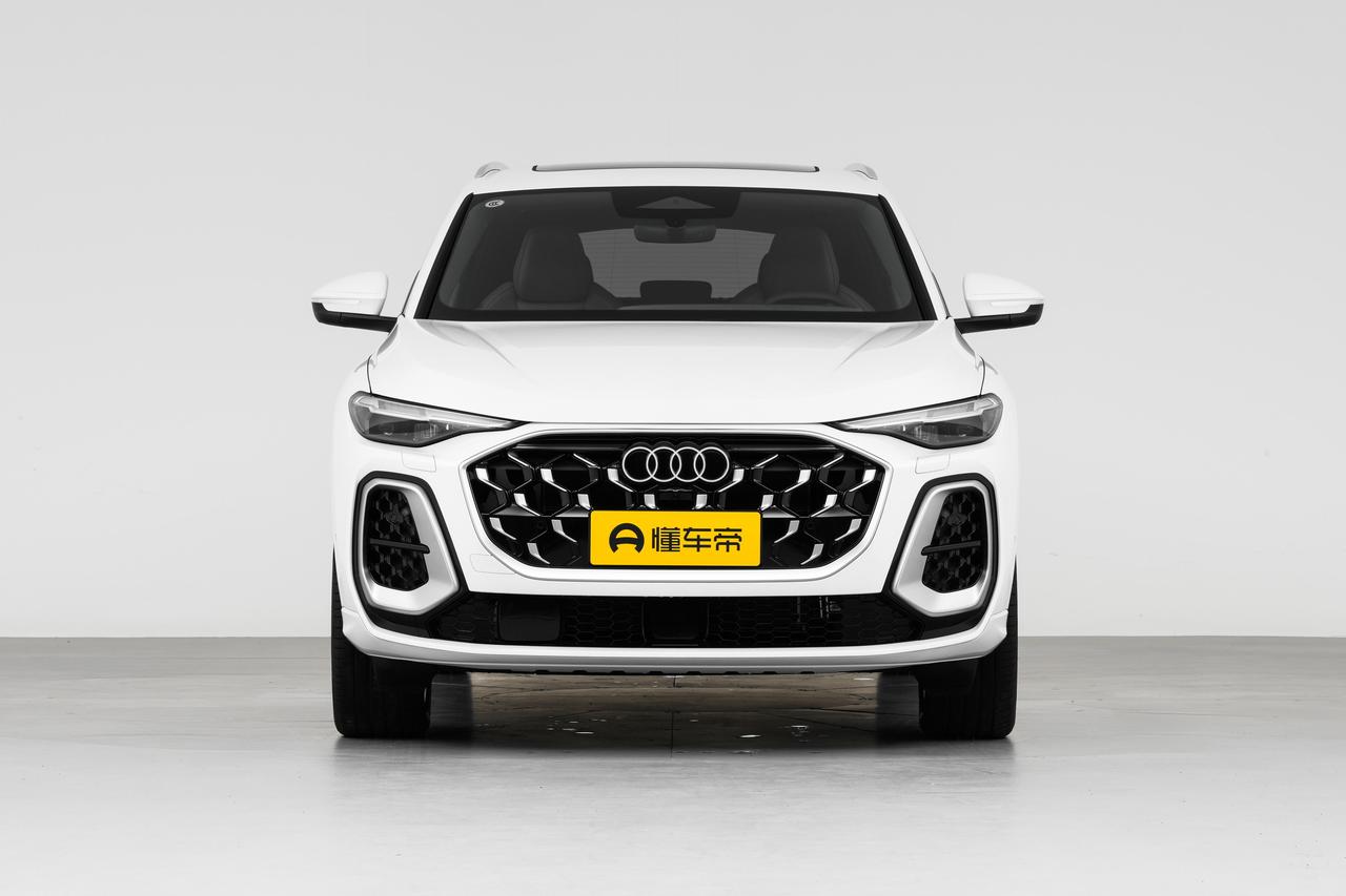 今天在路上看到了2026款奥迪Q5L，Q5L的外观算是年轻化和行政风的结合体，前