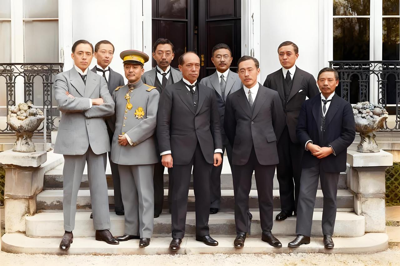这张照片定格了1919年中国知识分子与外交官在巴黎和会期间的关键群像。官方层面，