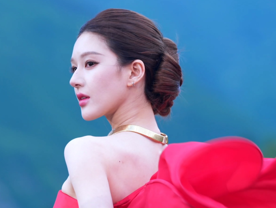 赵露思又自己化妆？居然扛住了镜头，不少造型师妆面翻车。5月29日，VOGUE