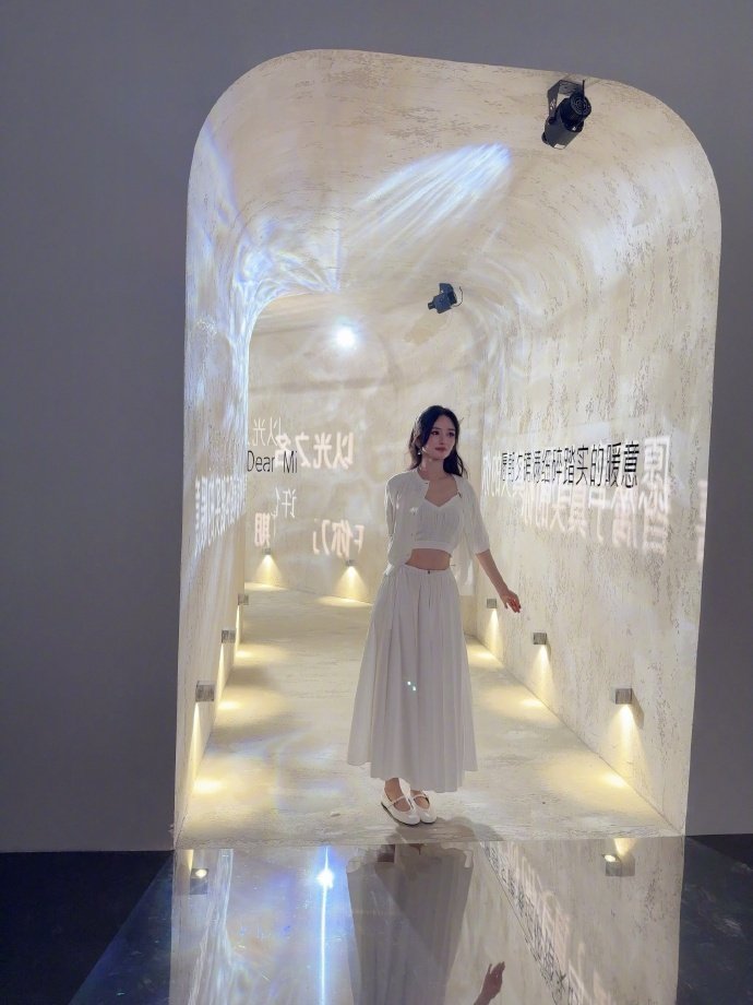 杨幂出发米兰Prada大秀，这也太美了吧！杨幂从《仙剑奇侠传三》到现在的作品，演技一直在线，颜值也越