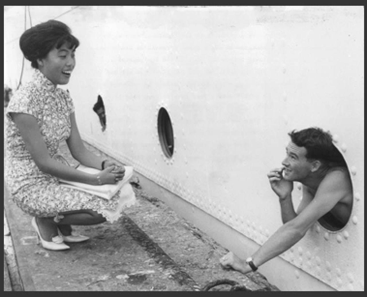 1961年，香港码头，英兵TonyCaller与好友苏小姐的离别一刻，被摄影师