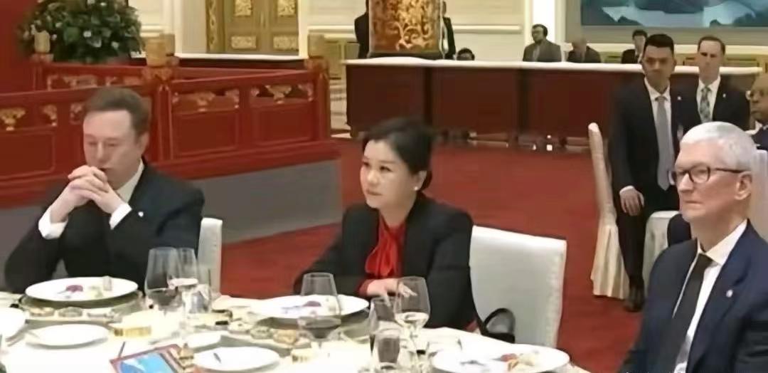 别再只盯着马斯克和库克了！这场晚宴上，真正藏龙卧虎的是坐在中间的她——周群飞。