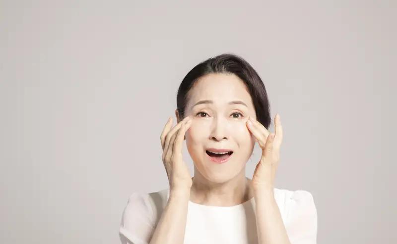 别再酸王菲“断崖式衰老”了！她的一条皱纹，比10张医美脸还打动人周迅早年曾对