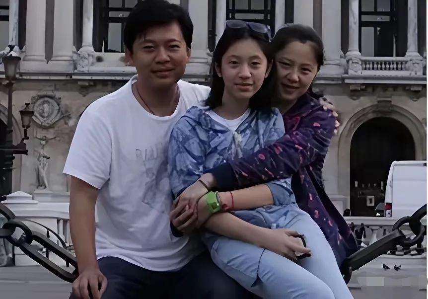 何政军和家人在欧洲的街头留下温馨合影，笑容洋溢在每个人的脸上。已经62岁的何政军