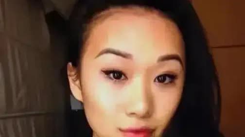 近日林忆莲26岁女儿李喜儿罕见露面，低调现身妈妈演唱会，其长相和爸爸李宗盛极为相